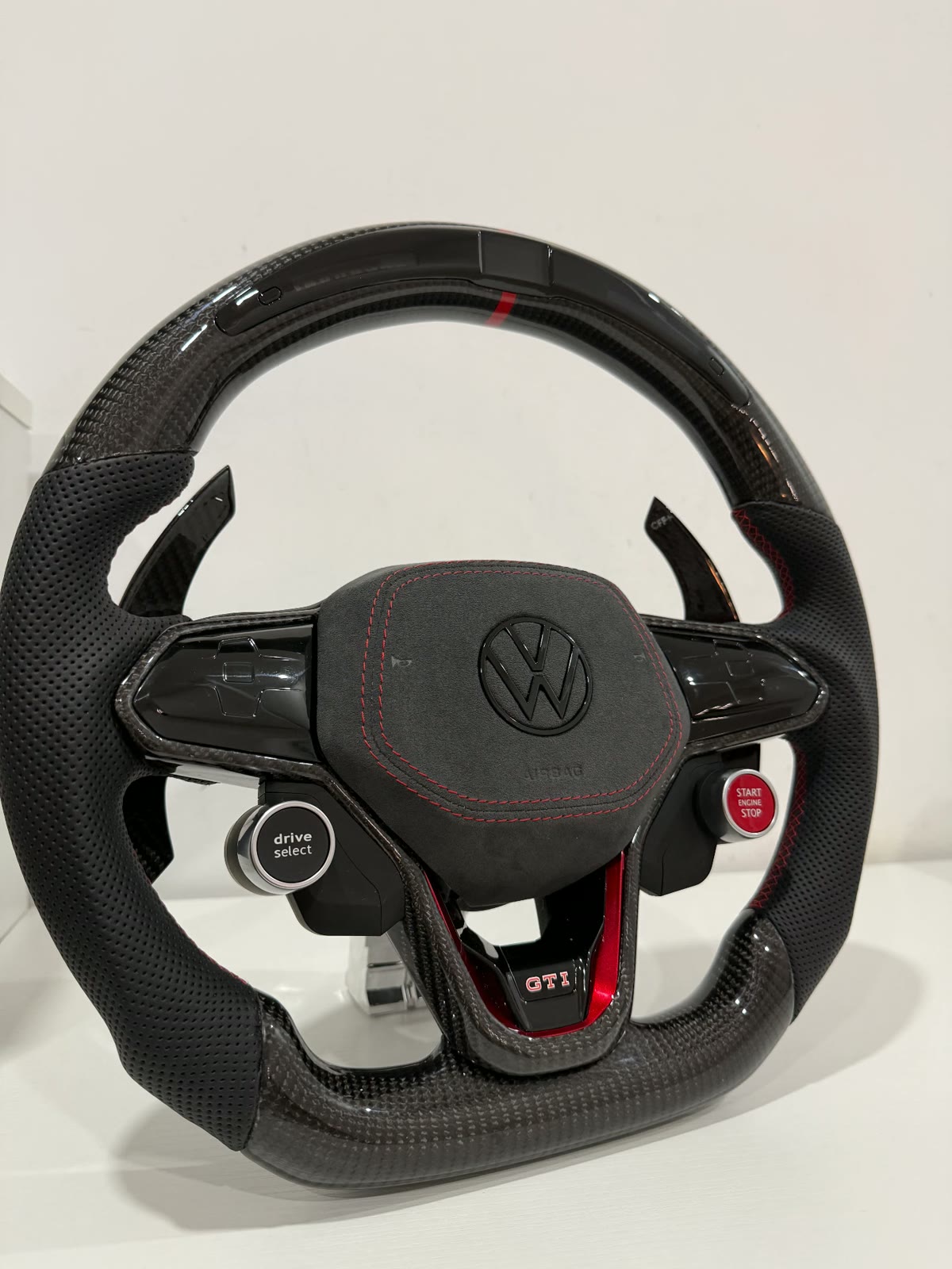 Volante Volkswagen GTI de fibra de carbono con piel perforada