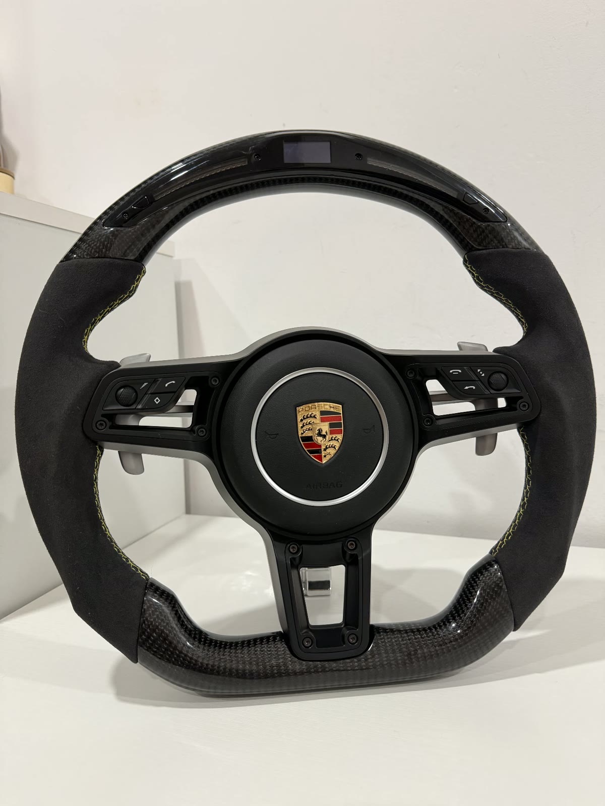 Volante Porsche de fibra de carbono con alcántara y pantalla LED
