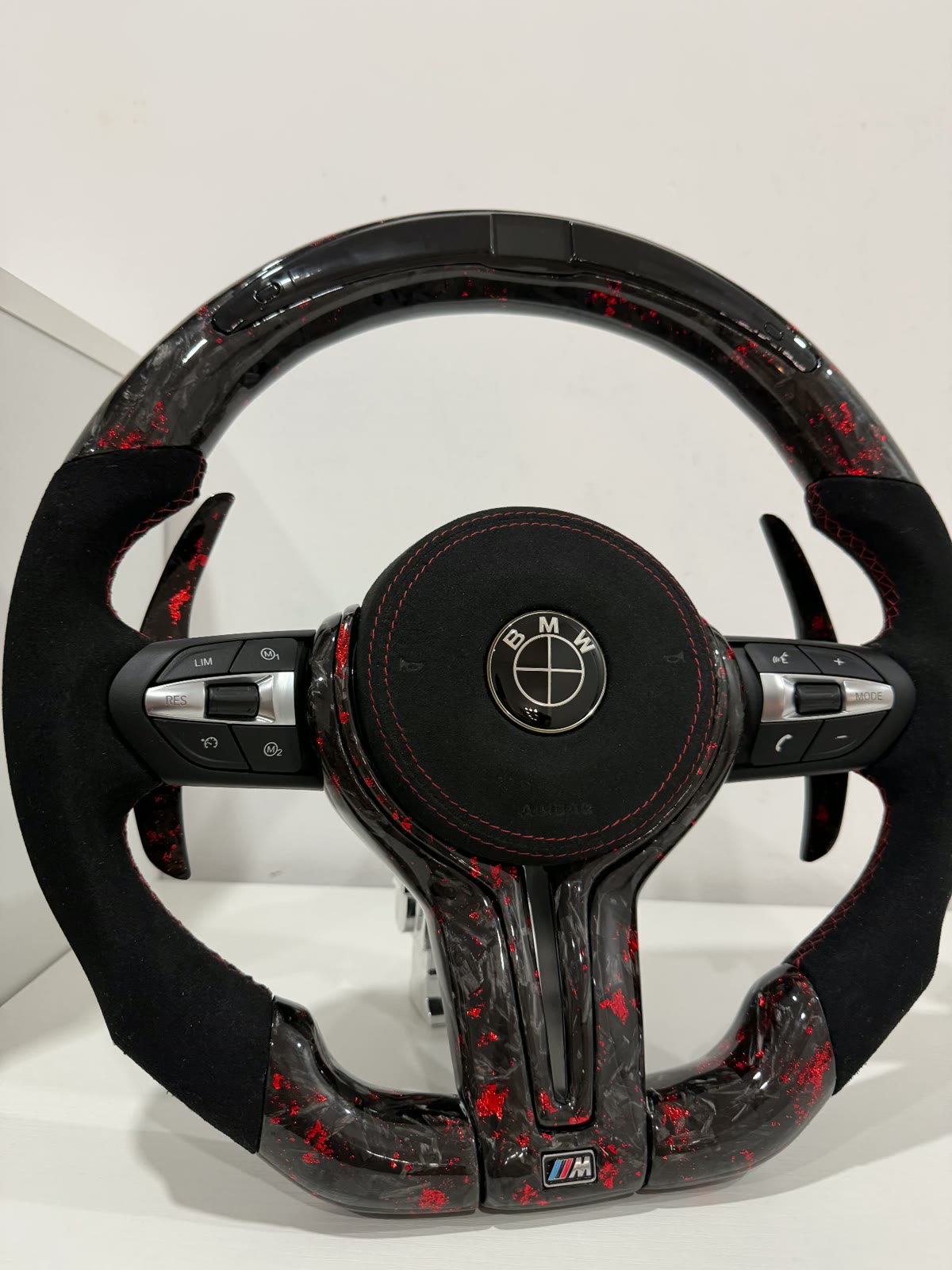 Volante BMW M de carbono forjado rojo con alcántara